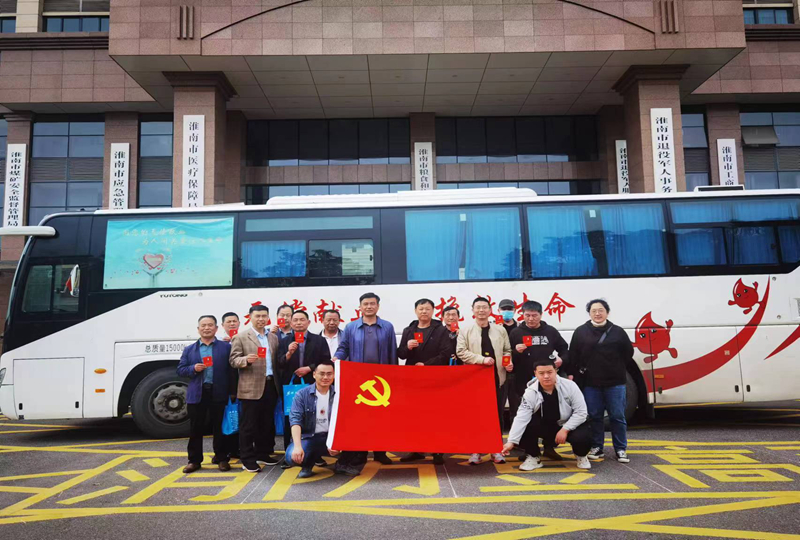 集团公司组织志愿者参加义务献血活动