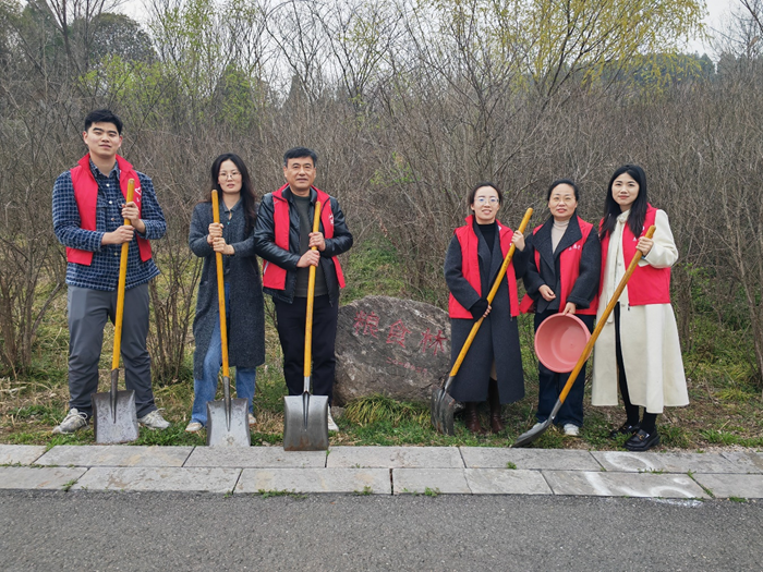 机关党支部开展“拔草护绿”主题党日活动